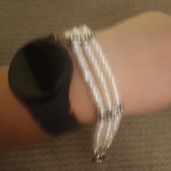 Elegant Pearl Bracelet with Silver Accents - Picture 7 of 7